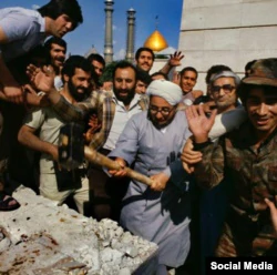 Sadik Halhali (u sredini) uništava grobnicu Reze Šaha 1979. godine.