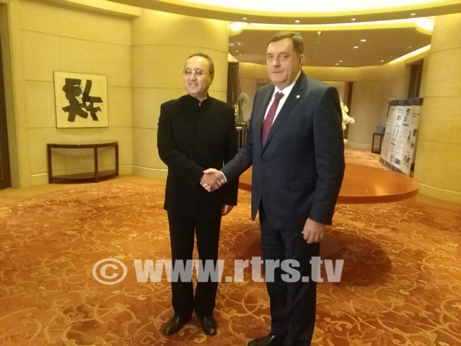 Predsjednik Srpske Milorad Dodik sa glavnim menadžerom kompanije Čajna mašineri inženjering korporacije Sun Baiem - Foto: RTRS