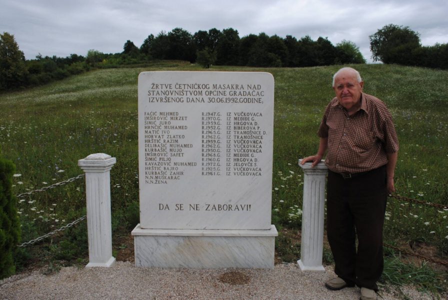 Amidža Redžo Zagarević pored spomen obilježja gdje su četnici Ratka Mladića 30. juna 1992. godine masakrirali 16 Bošnjaka i Hrvata sa područja opštine Gradačac