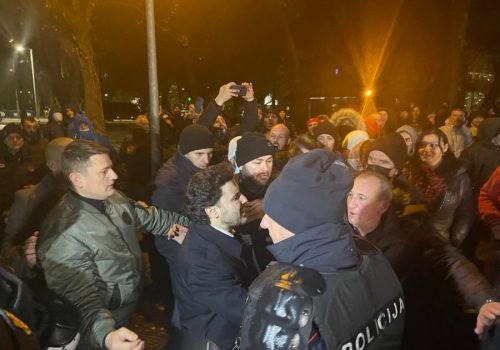 Abazović se ispred RTCG-a suočio sa narodom i poručio: Mi nismo izdajnici (VIDEO)_61eb6b44c6fde.jpeg