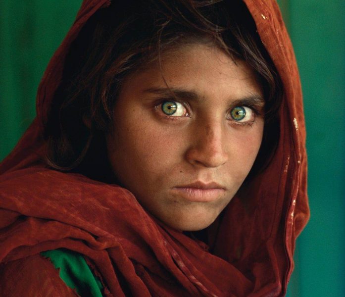 Decenije stradanja u jednom pogledu: Simbol izbeglištva – životna priča čuvene avganistanske devojče_6129cc26201f4.jpeg