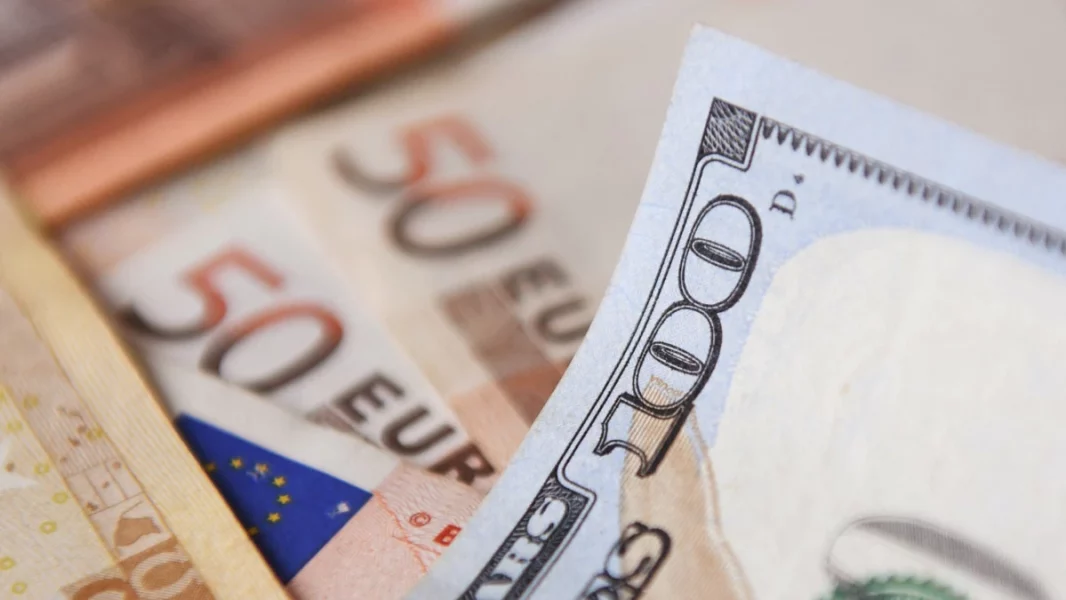 Dolar i evro skoro izjednačeni prvi put u 20 godina_62ceaf9544ec8.webp