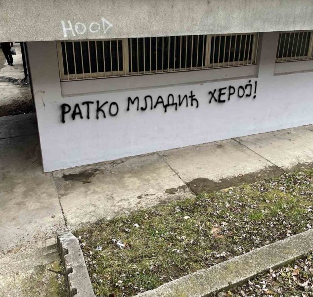 Grafiti posvećeni zločincu Ratku Mladiću osvanuli u Priboju (FOTO)_61d98fb121cc2.jpeg