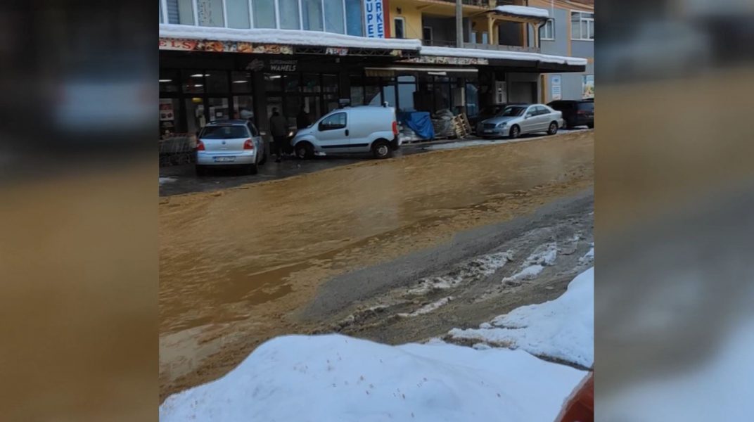 INCIDENT USLIJED URUŠAVANJA TUNELA – Pukla brana, rijeka tekla ulicama Rožaja (Video)_605d4703c1df2.jpeg