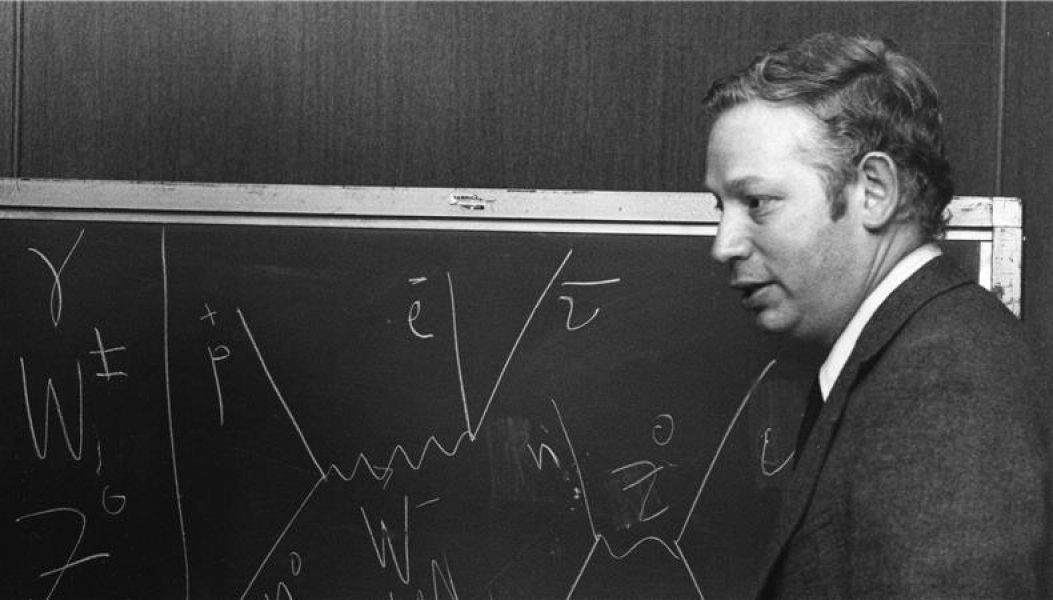 Steven Weinberg
na susretu Američkog fizičkog društva 1977. godine. Njegov rad u fizici čestica
redefinirao je naše razumijevanje svemira. (AIP Emilio Segrè Visual Archives,
Weber Collection)