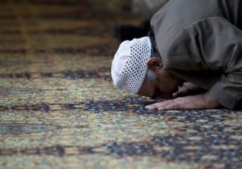 muslim_praying_britain_afp-e1642492782932-768x409