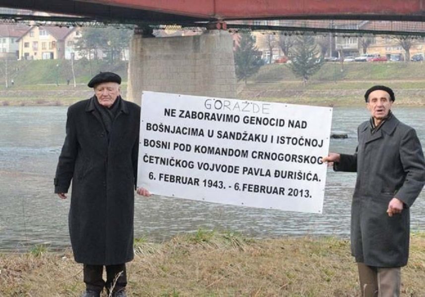 Preživjeli svjedoci genocida iz Goražda: hadži Abaz Kadrić (1930) i hadži Nezir Čelik (1942) sa transparentom da se ne zaboravi četnički genocid u istočnoj Bosni i u Sandžaku.