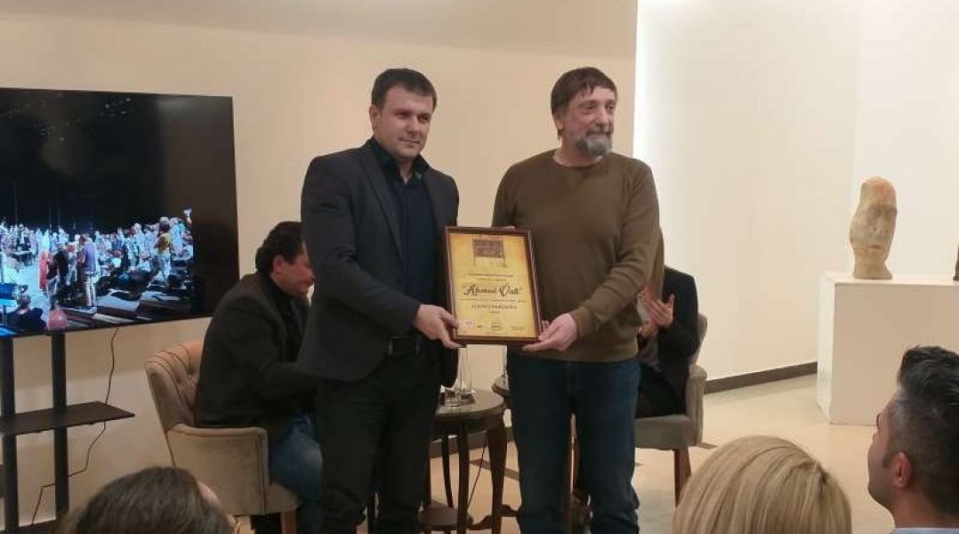 Reditelju Zlatku Pakoviću uručena nagrada ”Ahmed Vali” za 2021. godinu_61f4797a9e043.jpeg
