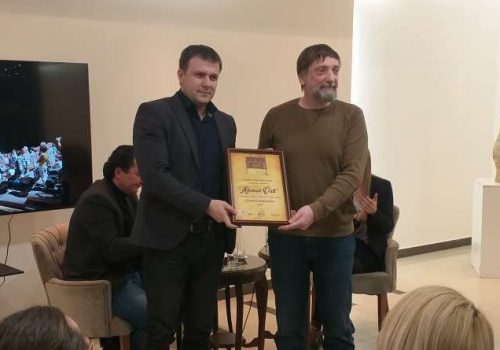 Reditelju Zlatku Pakoviću uručena nagrada ”Ahmed Vali” za 2021. godinu_61f4797a9e043.jpeg