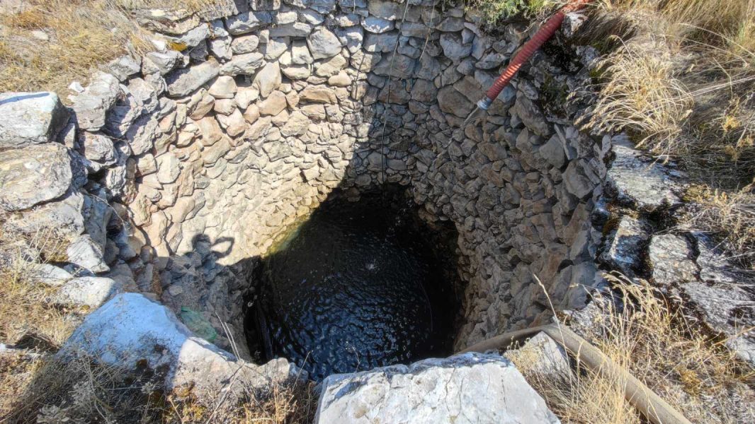 Suša na Pešteru, vode nema ni za ljude ni za stoku – Na zahtjev predsjenika Mujagića stigle cisterne s vodom_62df419cc32aa.jpeg