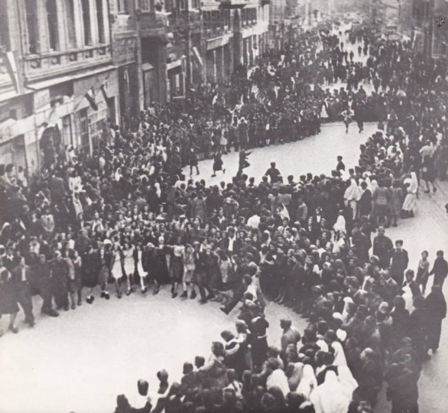 Izvor: Fb stranica Historijski arhiv Sarajevo; Narod na ulicama slavi oslobođenje Sarajeva od fašističke okupacije, April /travanj 1945.