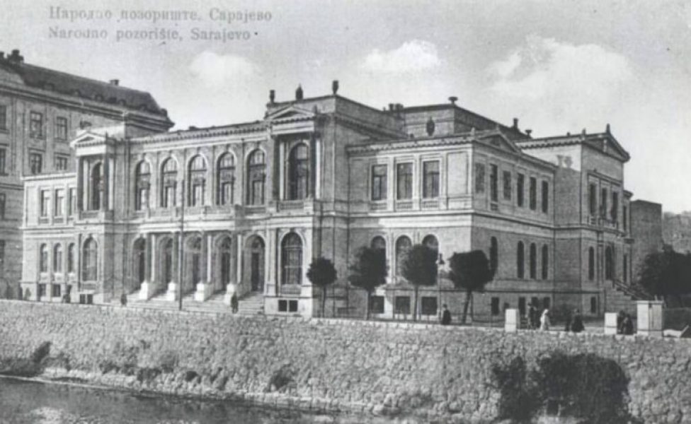 Za 100. rođendan Narodnog pozorišta Sarajevo predstava ‘Protekcija’ u režiji Kokana Mladenovića_616a38d805aa9.jpeg